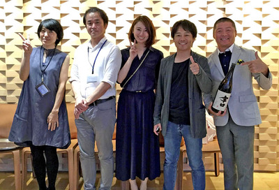 ブライダルジュエリーの会社が１０周年を迎えた時の私（右から２人目）。私は既に退社したが、苦労を共にした仲間には頑張ってほしい