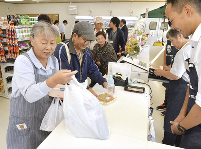 「何とかなる」と思い引き受けた東町エンガワ商店の運営。単なる商店ではなく、自宅に帰る地元の人や高校生の憩いの場としても愛された