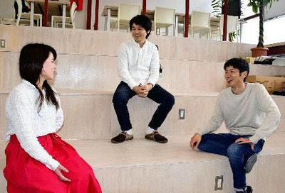 パイオニアヴィレッジを拠点に、志を同じくする仲間と一緒に私（中央）は、新しいコミュニティーを小高につくっていきたい