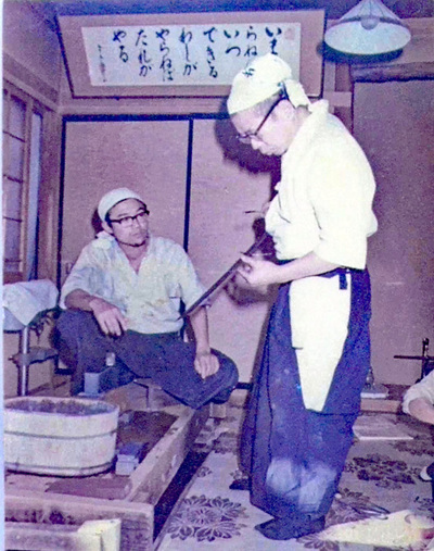 師匠の宮入（右）が書いた本から刀工という仕事に興味が湧き、見学したい一心で長野県の会社を就職先に選んだ。本が私（左）の人生を変えた