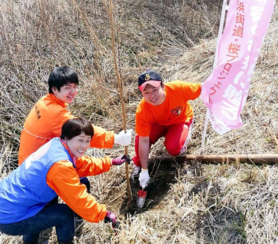 子どもたちと一緒に桜を植える私（手前）。国道６号に世界一の桜並木をつくるのは子どもたちみんなの夢。必ず実現してみせる