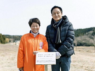古里に桜を植えてくれた小田さん（右）。応援してくれる人のためにも前を向いて歩み続ける