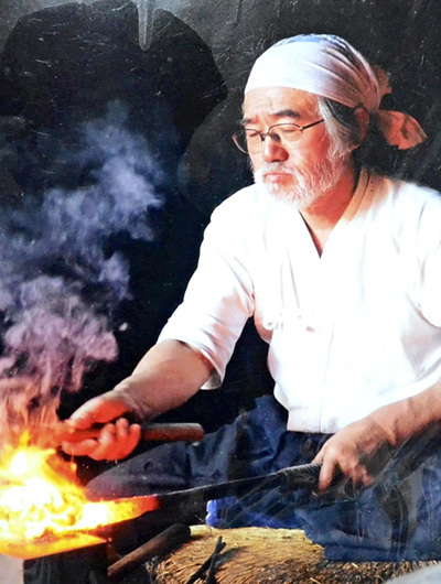 好きな刀と向き合う仕事場は私にとっての遊び場。真の日本刀を作るため、古名刀の素材や作り方を想像し、何度でも試してみる