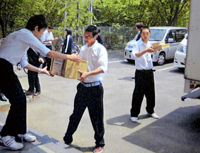 震災直後は支援物資を持って避難所を回ると、高校生たちも物資の搬入を手伝ってくれた。震災でＮＰＯ活動が天命だと感じた