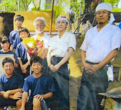 弟子２人と私（後列右から３人目）。後進を育てるのは難しいが、この２人が立派な刀工になれるようこれからも見守りたい