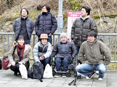 馬場さん（後列中央）や加瀬さん（前列右から２人目）ら「ＥＡＴ　ＥＡＳＴ！」のメンバーと私（前列右）。この出会いが転機となった