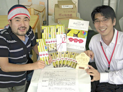 希望のかけ箸はうちのヒット商品。「こんなにうまくいった復興支援はない」。パッケージを作ってくれた加瀬さん（左）たちの間でも語り草になっている