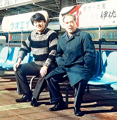 新潟へのコンクールへ向かう途中の康夫先生（右）と私。誠実だけど不器用で、人一倍努力する人だった。教育者としてあるべき姿を一生貫いて見せてくれた