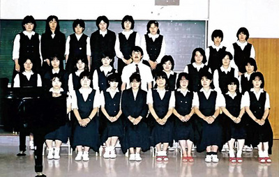 矢吹高合唱部の生徒と私（中央）。やんちゃな生徒が多く、部活動もなかなか成立しない学校だったが、生徒が夢中になるのを喜び校長が練習を毎日見に来た