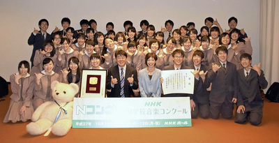 教員生活最後のコンクールでの郡山高の生徒と私。生徒は私の最後を飾るため練習に打ち込み、金賞受賞という最高のプレゼントをくれた