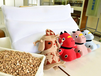 強度不足の割り箸をチップにして中に入れた「眠り杉枕」と、おが粉を詰めた「木粉さま」（左）たち縫いぐるみ。寝心地を聞いてみたい