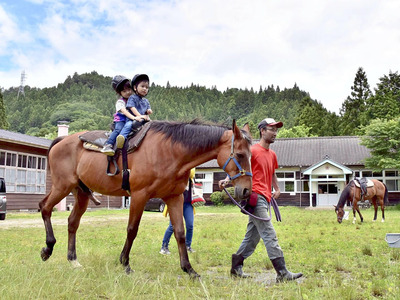 分校を改修した工場の敷地内で、子どもたちが乗馬体験を楽しむ。高級割り箸を作るだけでなく、地域に多くの笑顔も生み出していきたい