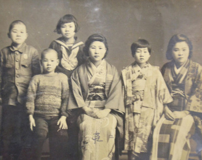 弟や妹に囲まれる私（右から３人目）。１人目の妹富美子（右）の名前もまた、須賀川生まれの私と同じ、青森県富田で生まれたのが由来