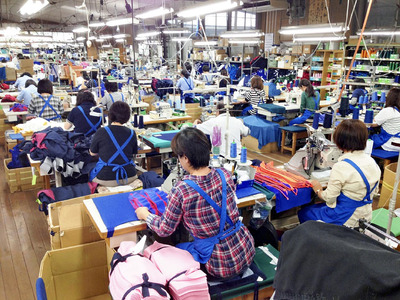 工場では社員１３３人が働く。健常者も障害者もごく自然に接し、一緒に仕事をすることで和やかな雰囲気になっている