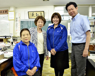 ＝勤続５０年を超えても働いてくれる営業課長ら社員と一緒に働くことで生きる喜びを感じられる。社員みんなが楽しく働ける会社を守り続ける