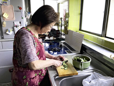 友人との外食も楽しいけれど、自分で作って家で食べるのが一番。おいしく食べれば健康にも良い影響を与えると思っている