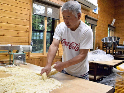 一から十まで手作りするのが「とら系」。麺打ちは準備にも時間がかかり重労働だ。それでもおやじから私、そして娘婿らにとら食堂の味は受け継がれる