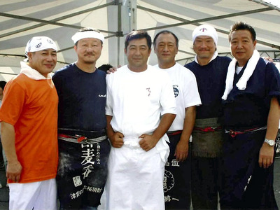 全国の有名ラーメン店の店主と私（左）。中でも河原さん（右から２人目）と出会い、腹を割って話せる間柄になれて、自分のラーメンの世界が広がった