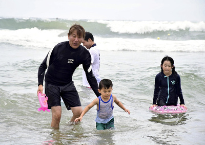 ９年ぶりに海開きが行われた北泉海水浴場。子どもたちが海で遊ぶ姿が戻ったが、南相馬の人と海との距離を感じた。その距離を元のように近くしたい