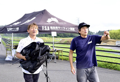 ９年ぶりに再開した北泉海水浴場でプロサーファーの大会を開催した時の私（左）。１０年ほど前の大失敗が今こうして大きな大会を開く教訓になっている