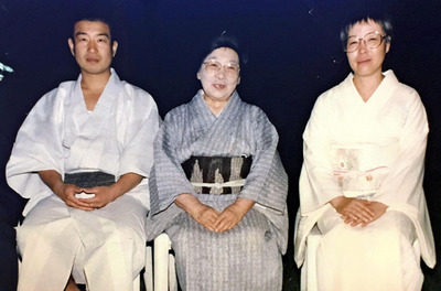ある団体の会合でご一緒した松山先生（中央）と私（左）。松山先生が私の可能性を認めてくれなかったら、陶芸家としての今の私はないかもしれない