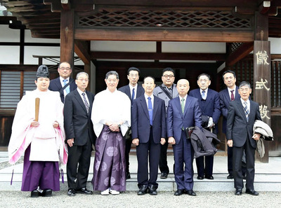 広瀬神社の総代の人たちと宗像大社を参拝した私（前列右から２人目）。この地に立つと今がある自分のルーツを感じ、先祖への感謝の念が確認できる