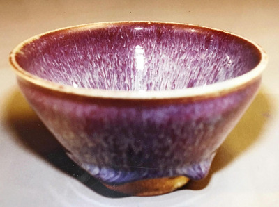 ３０代前半で制作した「鈞窯天目茶碗」は１９８９年の茶道美術公募展で入選した。「用の美」を追求していくことが茶碗作りの原点になっている