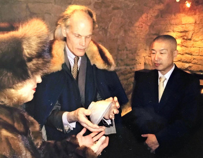 初めて海外で開いたパリ個展での私（右）。異なる文化を持つ人たちが食い入るように私の作品を見て、会津本郷焼の持つ力が世界共通のものと感じた