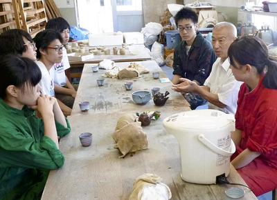 会津大短期大学部で講義をする私（右から２人目）。これまでの作陶人生で得たものを教える中で私自身も学びを得ている
