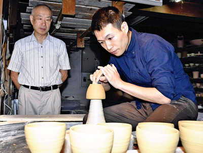 息子の作陶を見守る私（左）。時代の変遷の中で私も成長しながら、しっかりと宗像窯の伝統をつないで、これからも歴史を刻み続けるようにしたい