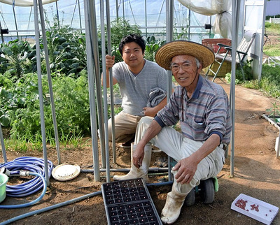 野菜の先生の佐藤さんと私（左）。震災直後は毎朝、佐藤さんの畑を訪ねて収穫をしながら野菜のことを教えてもらった