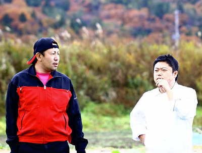 白石さんの畑で野菜を味見する私（右）。野菜作りのプロである彼の「シンプルに」という言葉が私の料理を変えるきっかけとなった