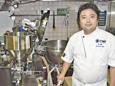 店の奥には加工場がある。生産者と親交が深まる中で加工品を作ることの大切さを知り、この場所でドレッシングなどの加工品を作っている