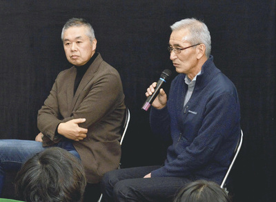 映画「春よこい」の上映会で講演する安孫子監督と私（右）。マタギへの理解を深めてもらおうと、自分の言葉で話をさせてもらった
