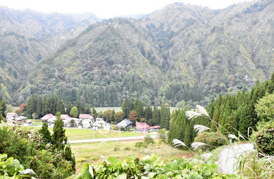 高台から望む金山町の山々。この豊かな自然が人間の糧となる命も育んでくれる。その命と共にあるマタギの精神を受け継いでほしい