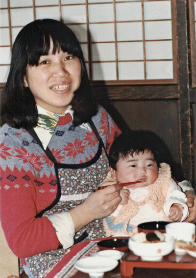 結婚５年目に生まれた長女礼子と私。おしゃれにも気を使って農業を楽しもうとしていた。だから周囲の人からは「特別な嫁」と見られていた