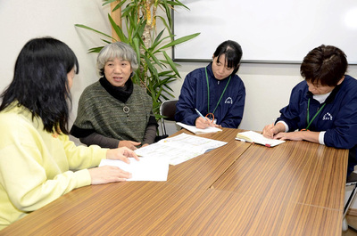 保健師らと打ち合わせる私（左から２人目）。超高齢社会になって暮らしに困っている人がたくさんいる。自分にできる限りのことをして支えていきたい