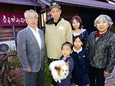 少し女系の安斎家。夫と私（右）が育てた安斎果樹園を家族みんなで守っている。２人の孫が大きくなった時にどんな未来になっているか楽しみ