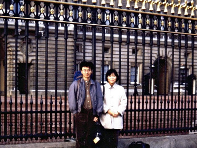 夫と出掛けたイギリス、トルコの旅で、バッキンガム宮殿前に立つ私（右）。学芸員の仕事は出張も多く、子育てとの両立が大変だったが、辞めようと思ったことはない