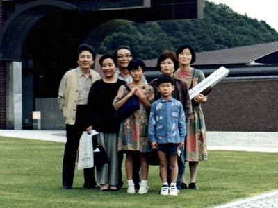 県立美術館の前で、子どもたちと両親、愛媛の親族と写る３０代半ばの私（右）。学芸員として仕事の進め方に少しずつ疑問を持ち始めていた