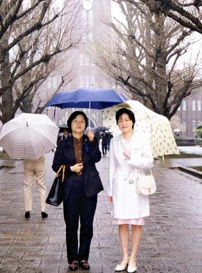 東大大学院の前期課程を修了した時の私（左）。仕事を持ちながら福島から東京に通うのは大変だったが、多くのことを学んだ