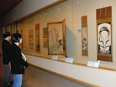 震災の年、予定より４カ月遅れて開催した「ギッター・コレクション展」。この年は、学芸員として美術館にできることを考え続けた１年となった