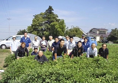 会津をもう一度、落花生の産地にしようと意気込んで会津豆倶楽部を設立した。倶楽部に集ってくれた生産者は、おくやを支えてくれる大切な仲間