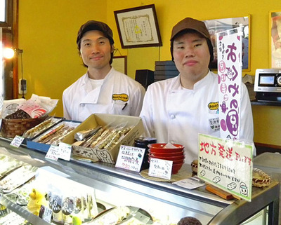 直売店で働く鷲津君（右）。初めは裏方の仕事をしていたが、先輩スタッフに教わりながら接客もこなせるようになり、おくやの欠かせない仲間に成長した