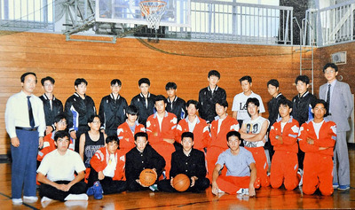同好会から始めたバスケは３年で部に昇格。最初から活動した私（前列左から２人目）は仲間と一緒に「無」から何かを生み出す喜びを味わった