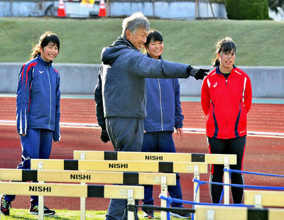 かつての生徒に申し訳ないが、橘高に来てようやく指導者になれたような気がする。一生懸命な生徒の姿は陸上の楽しさを私（手前）に教えてくれる