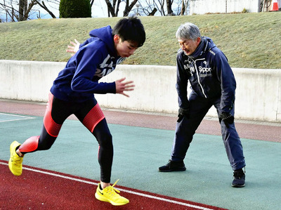 「高校生を一流の選手にする」。それが今の目標だ。将来が楽しみな教え子もいて、私（右）の陸上人生の全てを懸けてかなえたい