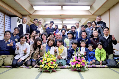 働く意味に悩み、勤め先を辞めた私（前列中央）を導いてくれた里見さん（２列目左）らいわきの人々。この８カ月が大きな糧になっている