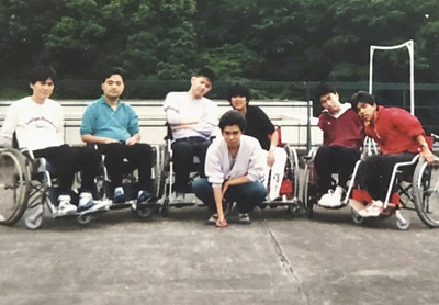 病院でリハビリ生活中の僕（左から２人目）と入院仲間。つらい訓練の中でも、それぞれの境遇を語り合ったりして互いに互いを支え合った
