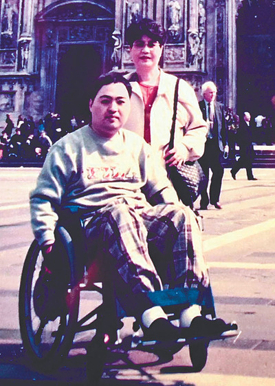 １９９８年にイタリアを旅した時の母と僕（手前）。母の介助なしに暮らせないのに、文句ばかり言って母を追い込んでしまった